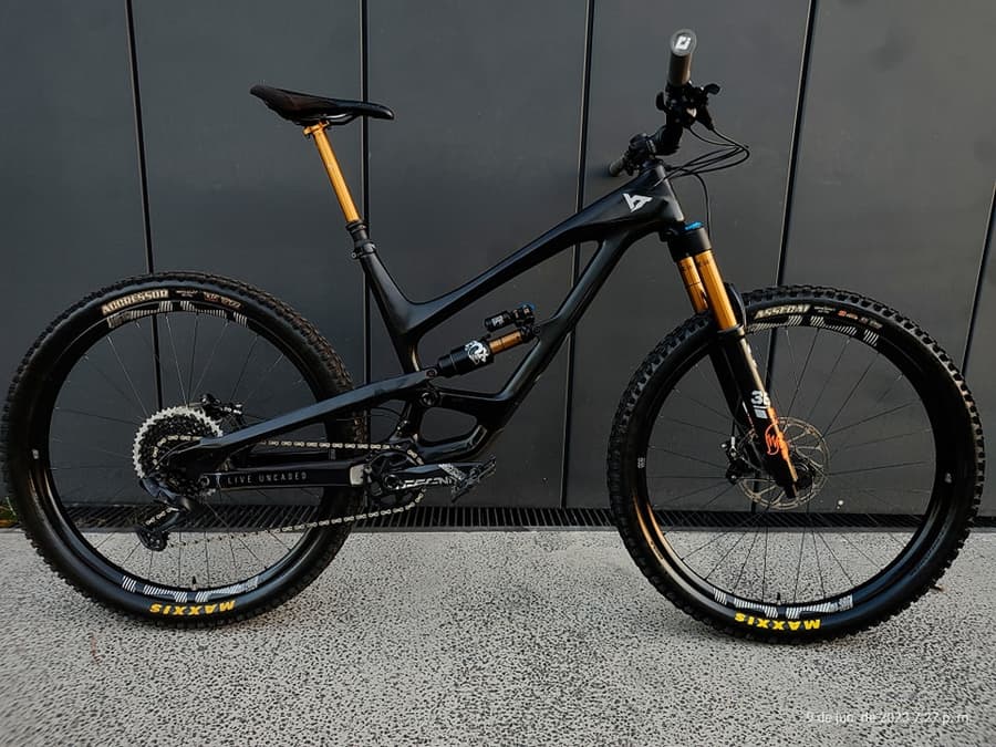 YT CAPRA CF PRO / Full Carbon / Full Kashima, foto 1