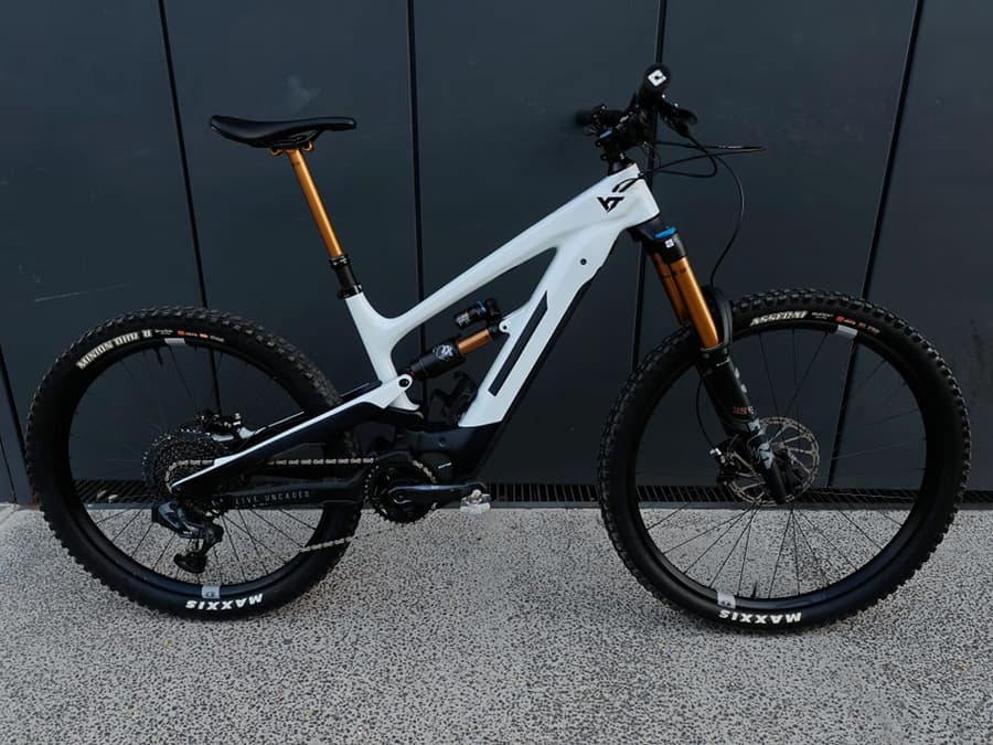 YT DECOY CORE 4 2023 FULL CARBON, foto 1