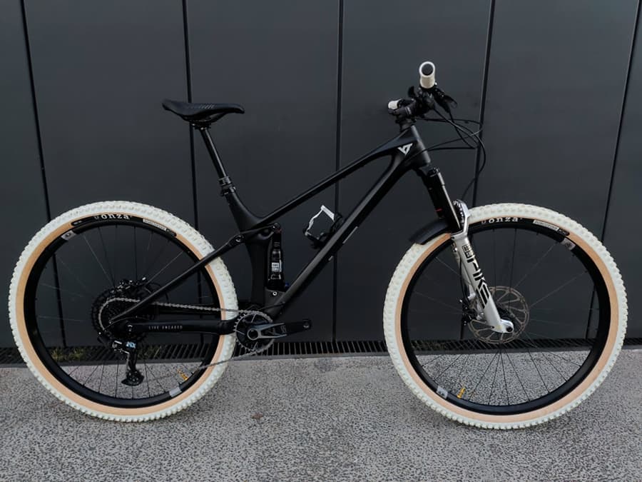 YT IZZO CORE 3 / ROCKSHOX ULTIMATE 2024, foto 1