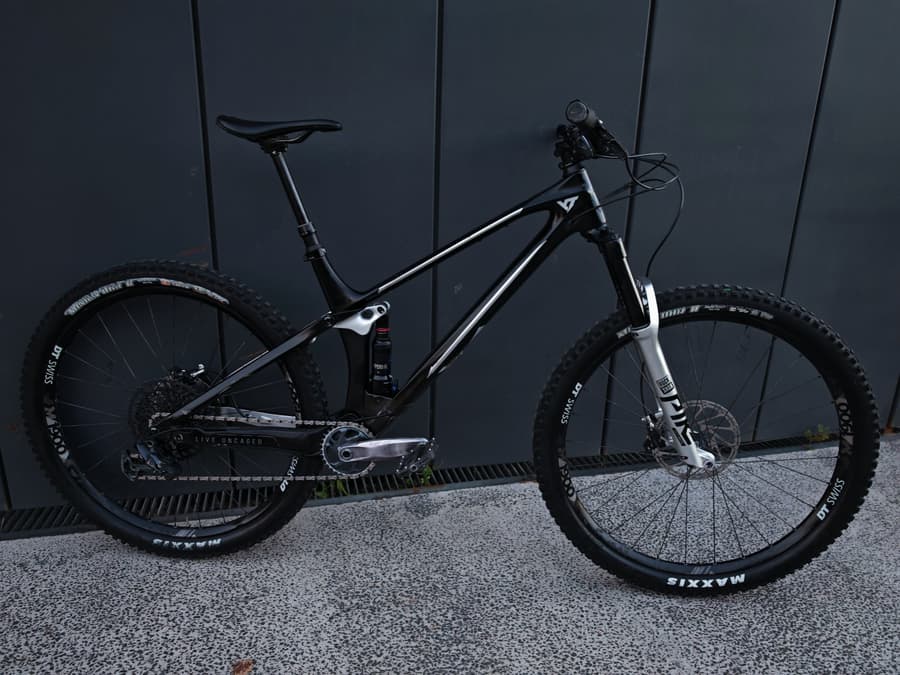 YT IZZO CORE 3 / ROCKSHOX ULTIMATE 2024, foto 1